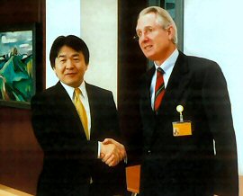 訪問先のドイツでツムヴィンケル・ドイツポストCEOと会談する竹中大臣