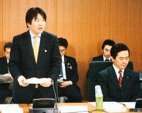 「年度末金融の円滑化に関する意見交換会」において挨拶する竹中大臣と伊藤副大臣