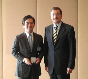 ユルゲン・シュタルク ドイツ連銀副総裁と面談する伊藤副大臣(7月20日)