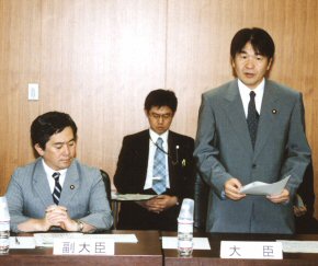 財務局長会議において挨拶する竹中大臣と伊藤副大臣(7月27日)