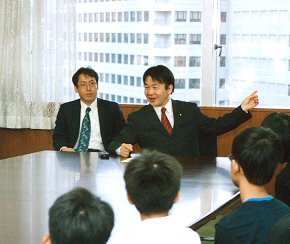 子ども霞が関見学デーにおいて子ども達と懇談する竹中大臣(8月25日)と伊藤副大臣(8月26日)