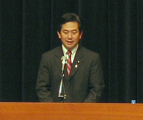 「全国キャラバン金融講座」において講演する伊藤大臣(10月23日)