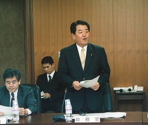 財務局長会議において挨拶する西銘政務官(10月26日)