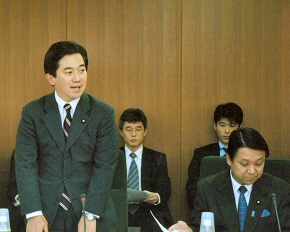 「中小企業金融の円滑化に関する意見交換会」において挨拶する伊藤大臣