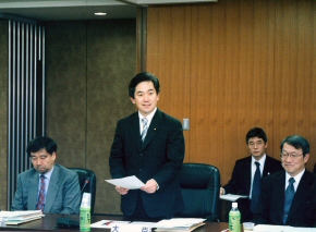 金融経済教育懇談会において挨拶する伊藤大臣(3月3日)