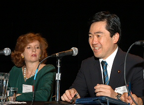 ジャパン・ソサエティで講演を行う伊藤大臣(5月2日)