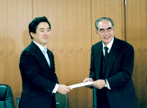 企業会計審議会において、加古会長から意見書を受け取る伊藤大臣(10月28日)