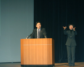 お金の使い方と地域社会について考えるシンポジウムにおいて基調講演を行う後藤田政務官(12月17日)