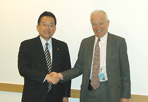 マッカーシー金融サービス機構長官と会談する山本大臣