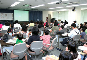 「子ども見学デー・金融庁へGO!」でのひとこま(あんびるえつこ先生の講話)(8月22日、23日開催)